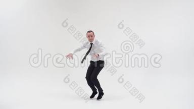 一个穿着办公室衣服的舞者做小跳跃，弹得很高，<strong>张开</strong>双<strong>腿</strong>，用手指指着相机。 A.